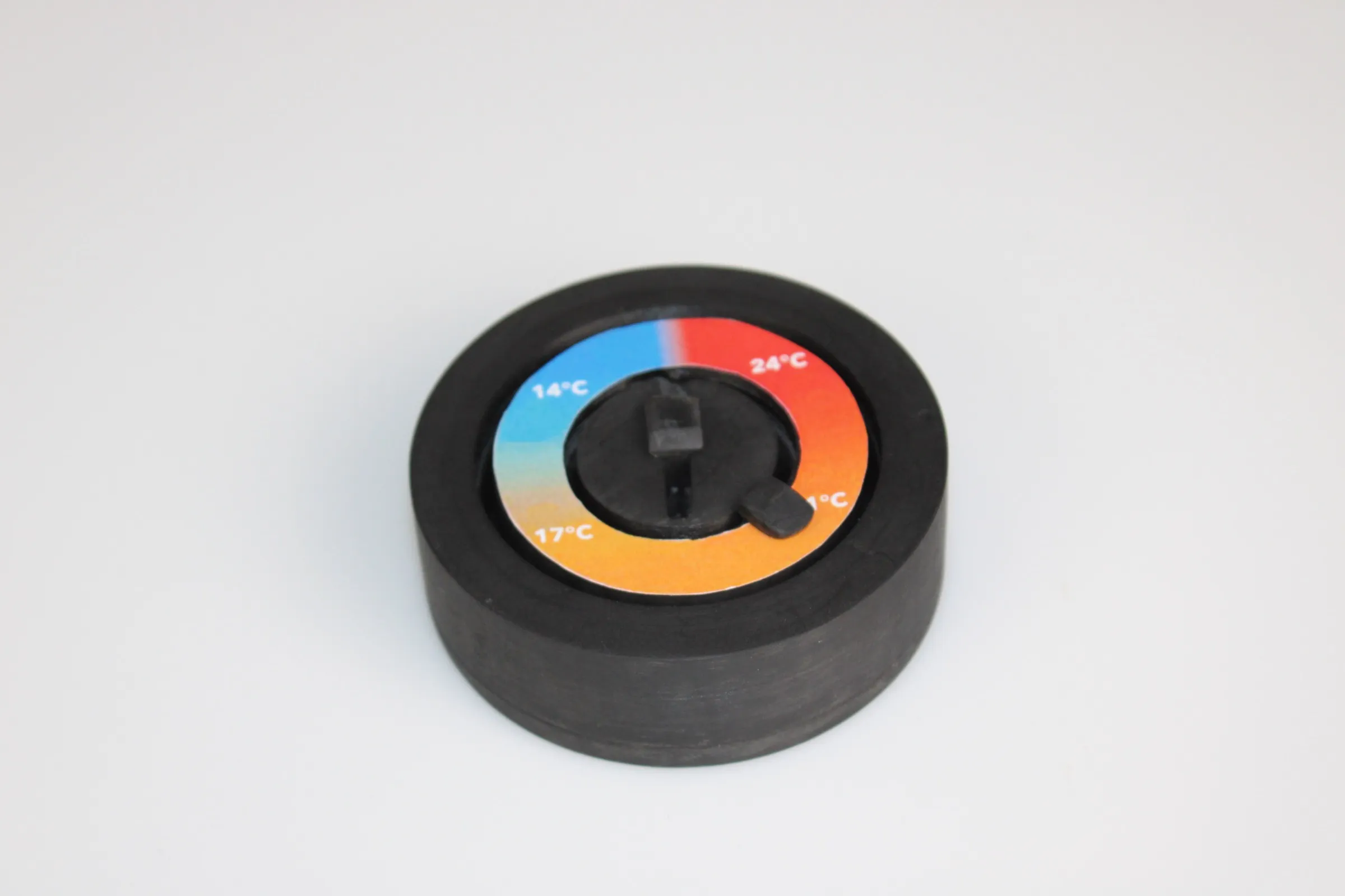 The Heat Aura hub with only the temperature ring in place: a blue-to-red gradient marked 14°C, 17°C, 21°C and 24°C around a black slider.